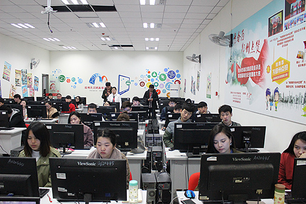 配图4 云和教育面授课堂 配图4 云和教育面授课堂