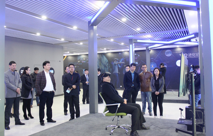1545792184462546.jpg 配图2 领导参观体验泛IT学院.jpg