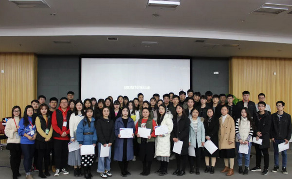 1545794056118443.jpg 配图6 学员领取毕业证.jpg