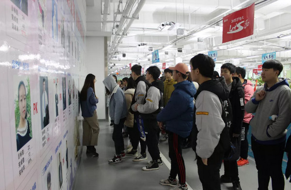1546049021904323.jpg 配图1 河南经济贸易技师学院信息技术系学生参观锐之旗和企汇网.jpg