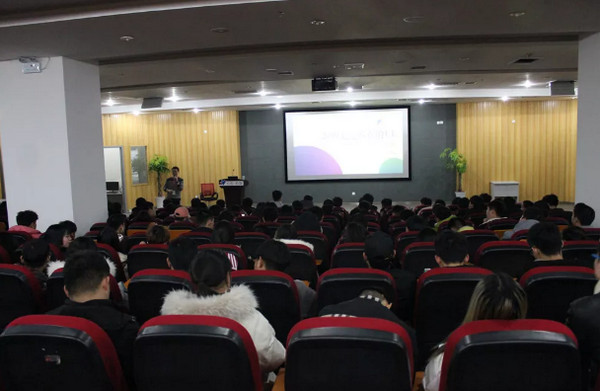 1546049045877315.jpg 配图4 云和数据的多媒体报告厅听演讲.jpg