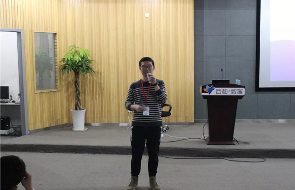 1546049055642712.jpg 配图5 可老师分享UI设计相关的演讲.jpg