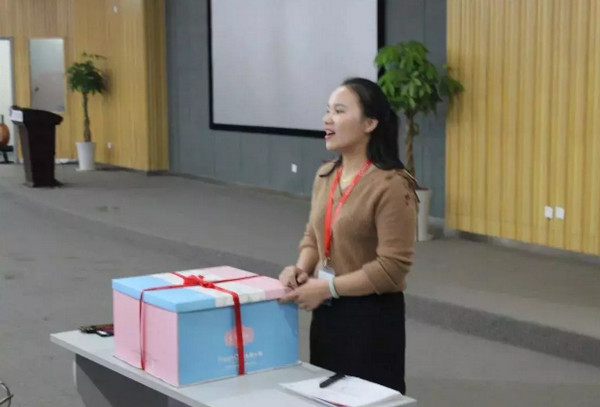 1546131611738839.jpg 配图3 陈老师主持毕业典礼.jpg