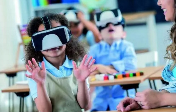 1547861060399896.jpg 配图4 5G+VR在未来的发展是很可观.jpg