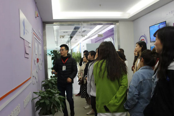 1554961972126924.jpg 配图2 热烈欢迎河南工业贸易职业学院师生参观云和数据.jpg