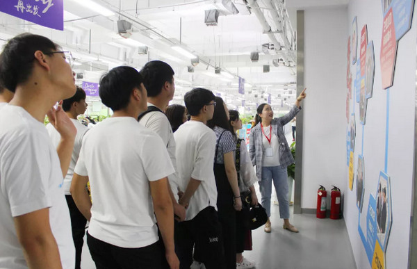 1558405071865982.jpg 配图2 许昌职业技术学院与郑州电子信息职业技术学院师生参观云和数据.jpg